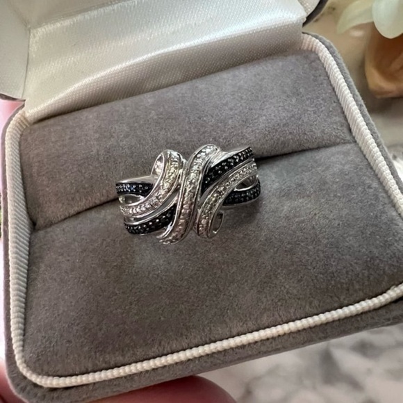 Vintage Blue and White Diamond Crossover style ring. Solid 925 Sterling Silver. - Picture 13 of 15